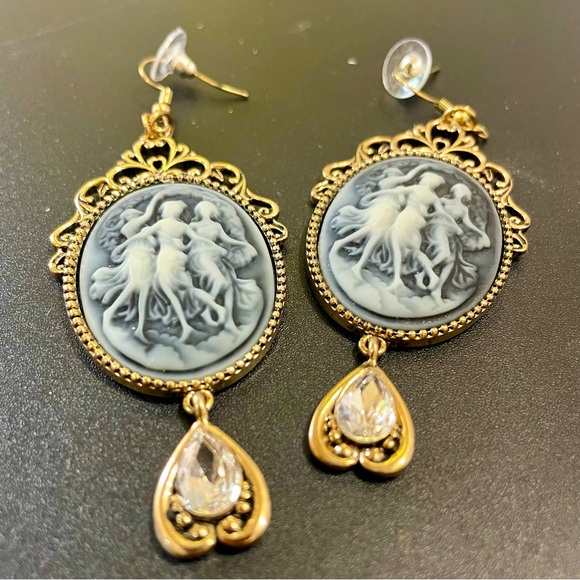 Jewelry - Dancing Ladies Cameo Post Earrings